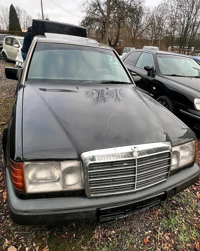 Schwarz Gebraucht 1992 Mercedes E230 Limousine | 4.900 € - Bild 1/4