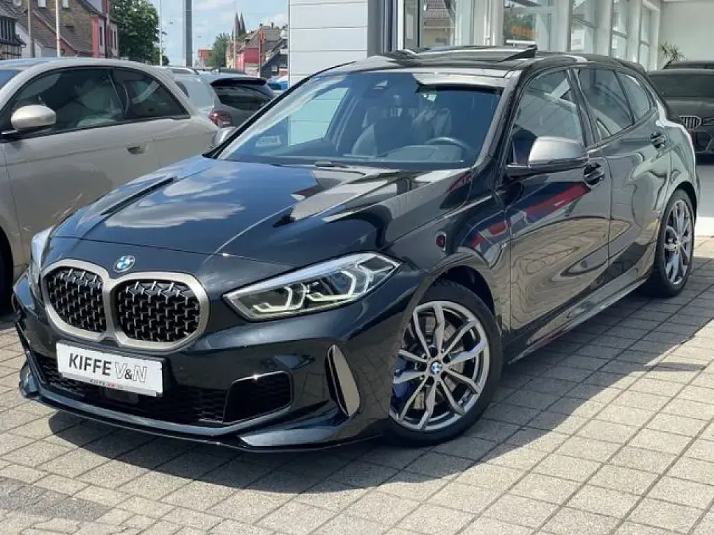 Gebraucht BMW M135 Performance 306 PS (225 kW) 2024 Black sapphire metallic (metallic) Kleinwagen