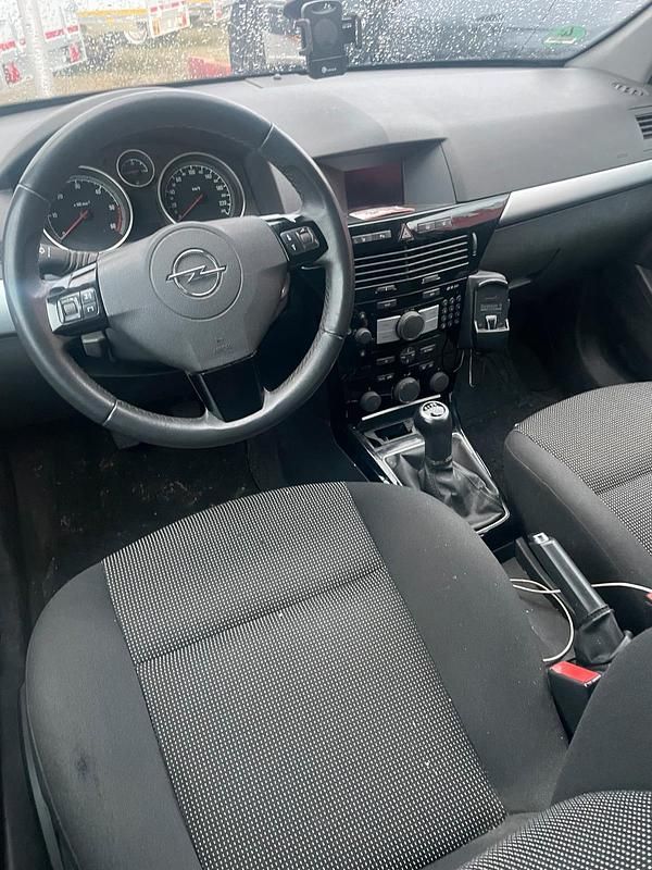 Second-hand Opel Astra 110 CP (80 kW) 2010 Negru Break