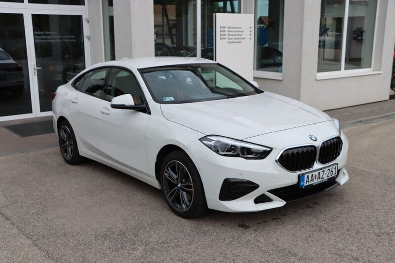Weiß Gebraucht 2022 BMW 218 Sport Line Limousine | 22.860 € (Superpreis) - Bild 1/4