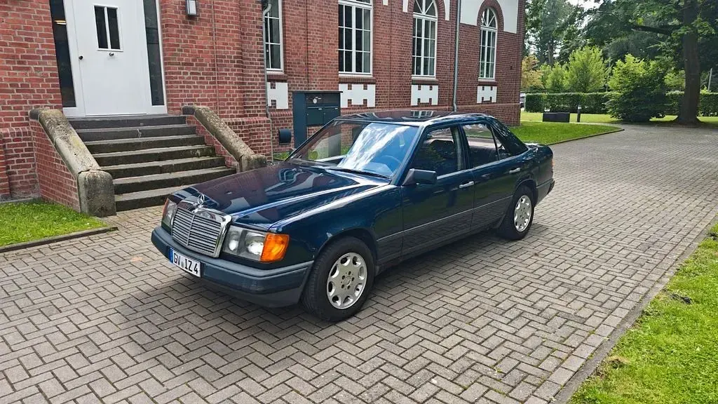 Gebraucht Mercedes E230 132 PS (97 kW) 1989 Blau Limousine