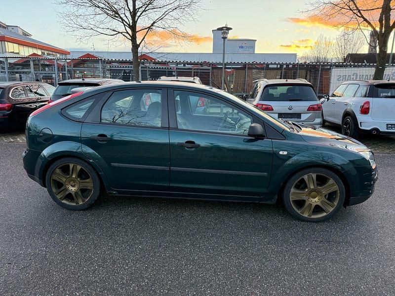 Gebraucht Ford Focus Trend 116 PS (85 kW) 2005 Grün Limousine