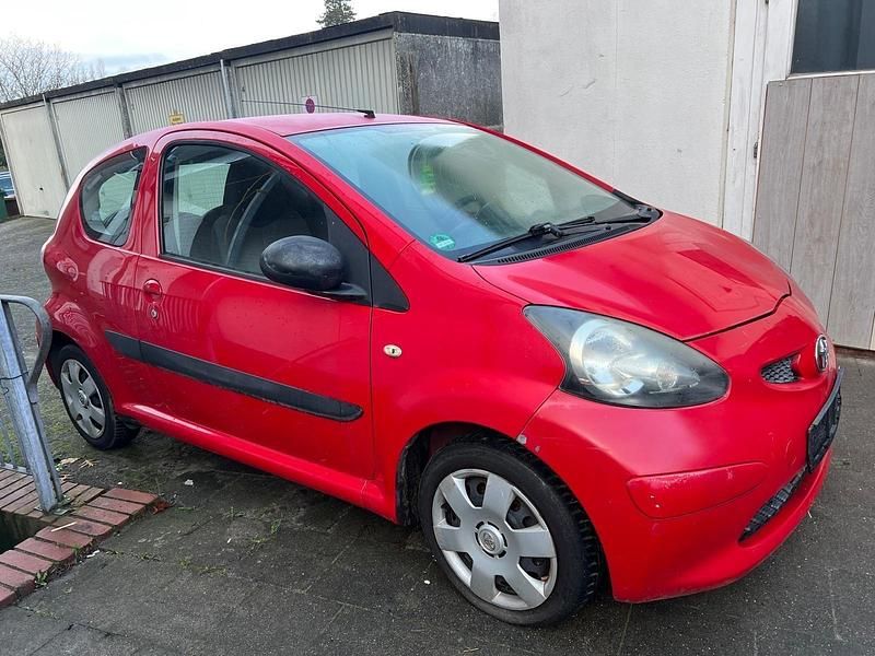 Rot Gebraucht 2007 Toyota Aygo Kleinwagen | 950 € (Superpreis) - Bild 1/4