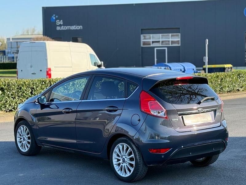 Gebraucht Ford Fiesta Individual 125 PS (91 kW) 2014 Grau Kleinwagen
