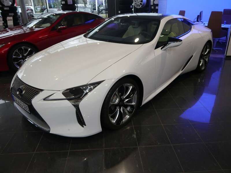 Titaniumweiss Gebraucht 2017 Lexus LC 500 Launch Edition Coupé | 82.970 € - Bild 1/3