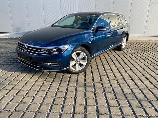 Gebraucht VW Passat Elegance 150 PS (110 kW) 2021 Aquamarinblau metallic (metallic) Kombi