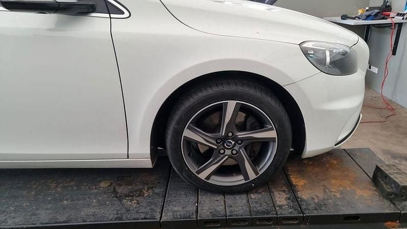 Gebraucht Volvo V40 R-Design 150 PS (110 kW) 2014 Weiß Limousine