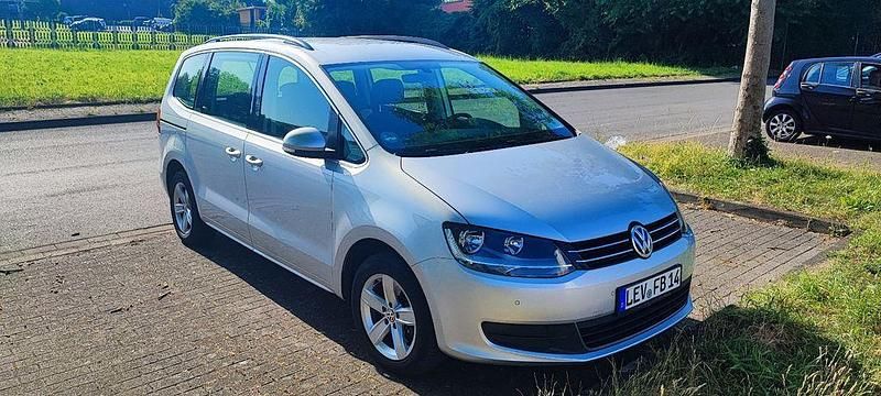 Silber Gebraucht 2016 VW Sharan Comfortline Van / Kleinbus | 15.599 € (Superpreis) - Bild 1/4