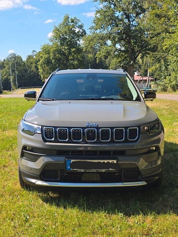 Grau Gebraucht 2021 Jeep Compass Limited SUV | 21.700 € (Fairer Preis) - Bild 1/4