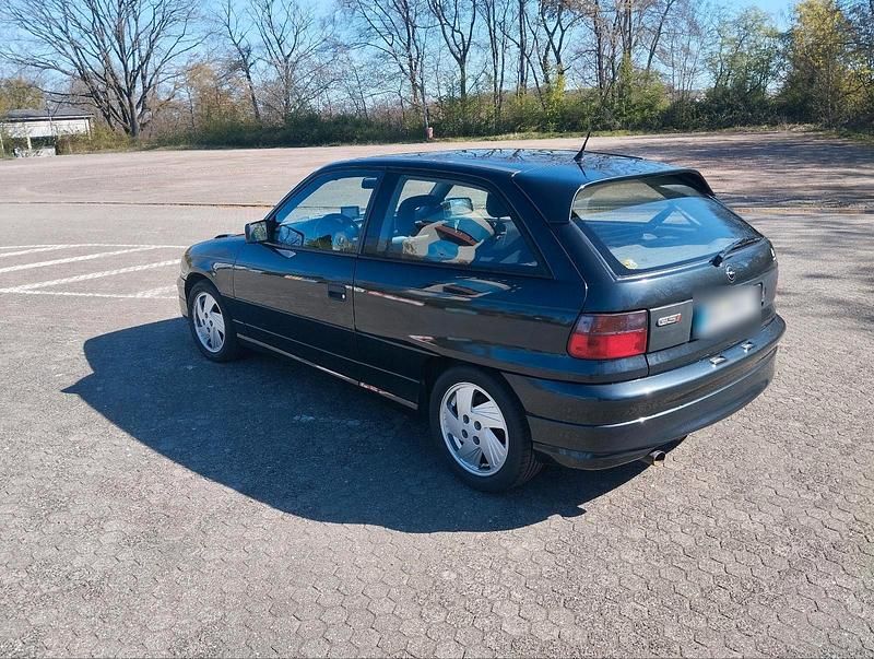 Second-hand Opel Astra 115 CP (84 kW) 1993 Negru Berlinǎ