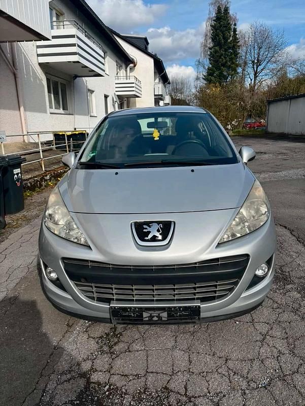 Gebraucht Peugeot 207 95 PS (69 kW) 2011 Silber Kleinwagen