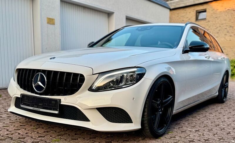 Weiß Gebraucht 2018 Mercedes C300 Night Limousine | 26.500 € (Guter Preis) - Bild 1/4