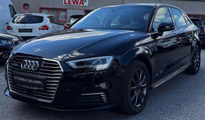 Schwarz Gebraucht 2017 Audi A3 Sportback e-tron Comfort Limousine | 17.990 € (Teuer) - Bild 1/4