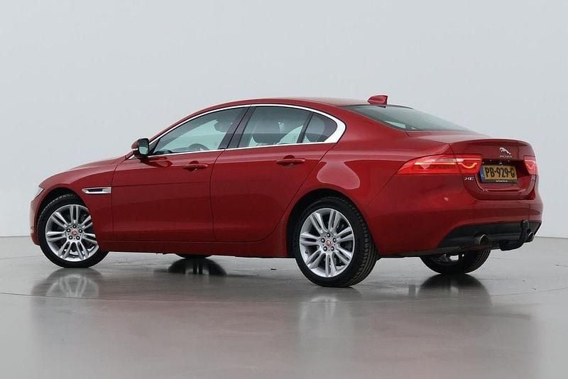 Gebraucht Jaguar XE Portfolio 250 PS (183 kW) 2017 Rot Limousine