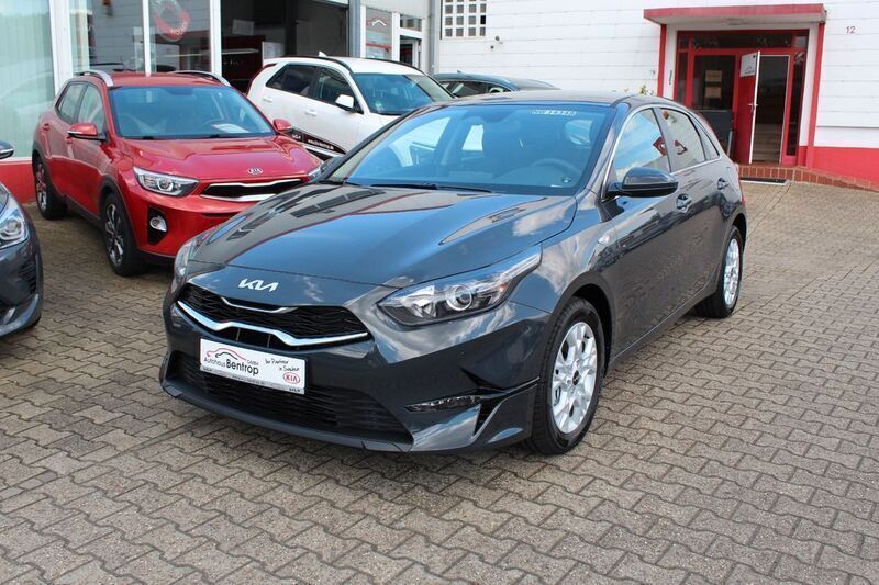 Grau Neu 2024 Kia Ceed 2 Limousine | 23.990 € (Fairer Preis) - Bild 1/4