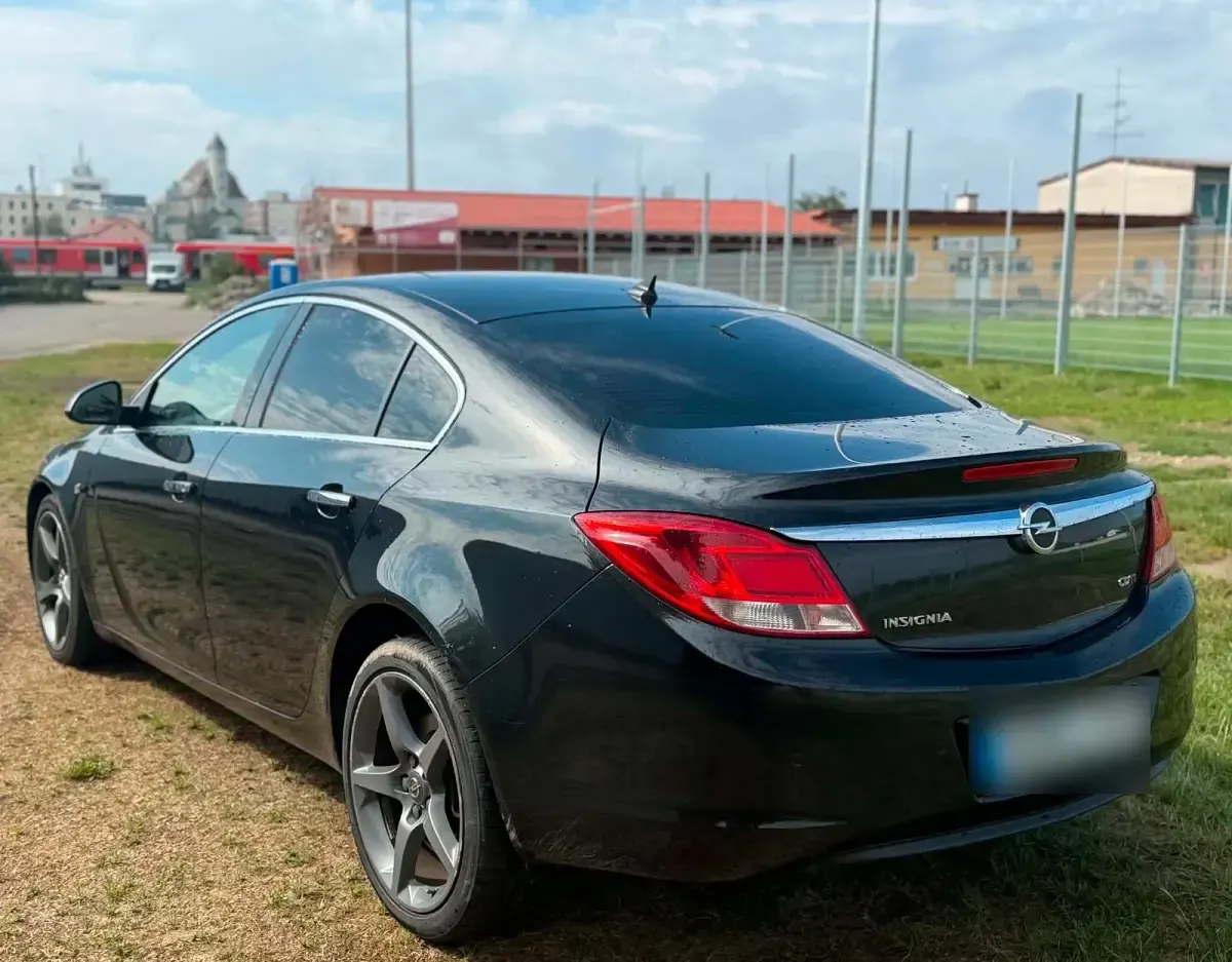 Gebraucht Opel Insignia 160 PS (117 kW) 2010 Schwarz Limousine