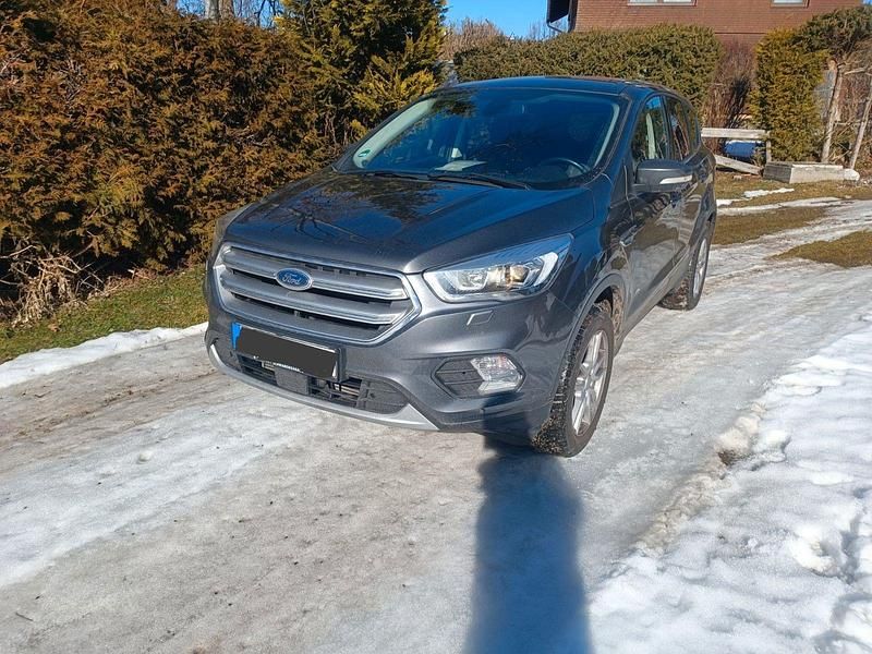 Gebraucht Ford Kuga Titanium 150 PS (110 kW) 2017 Grau SUV