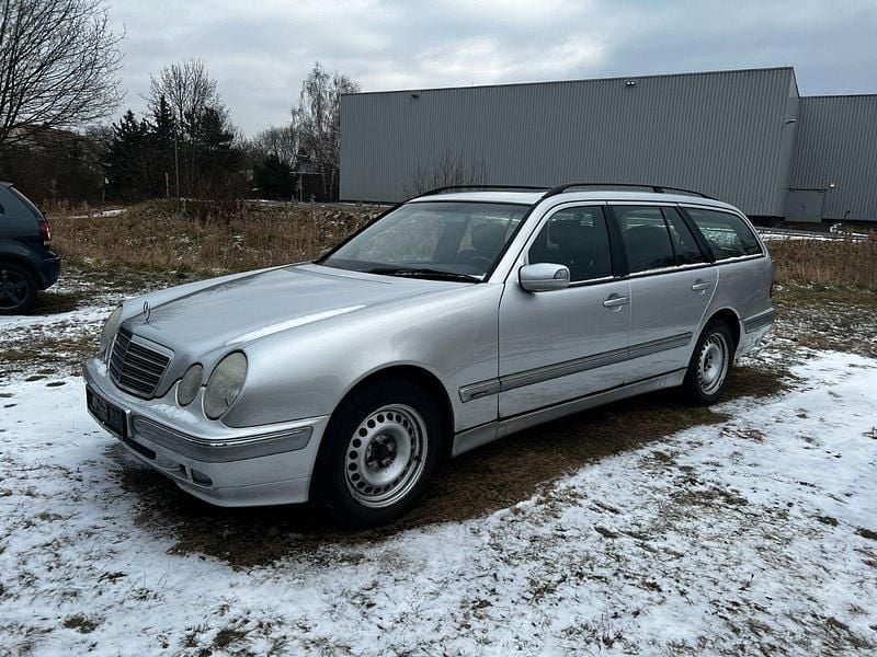 Silber Gebraucht 2001 Mercedes E240 Elegance Kombi | 2.333 € (Superpreis) - Bild 1/4