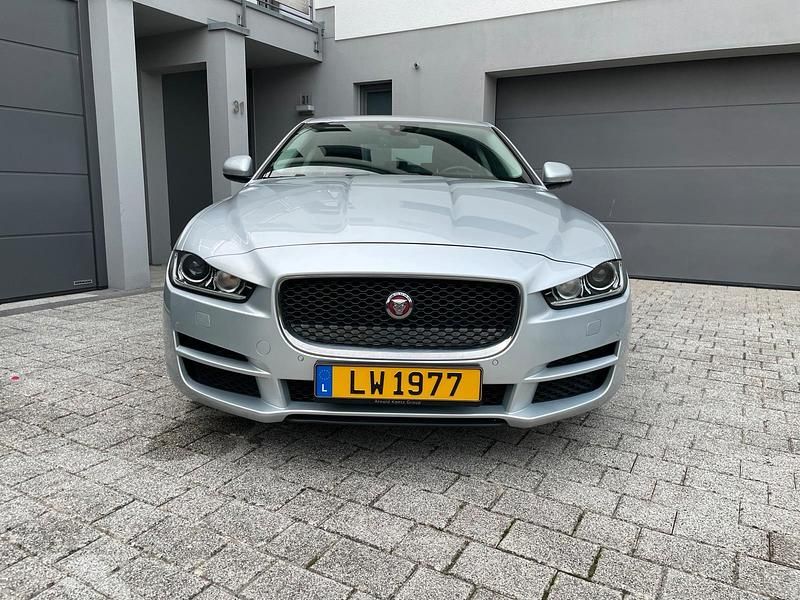 Grau Gebraucht 2017 Jaguar XE Limousine | 13.950 € (Guter Preis) - Bild 1/4