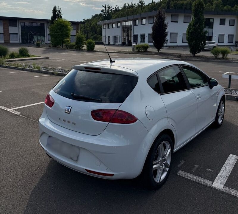 Weiß Gebraucht 2012 Seat Leon Copa Limousine | 5.999 € (Fairer Preis) - Bild 1/4