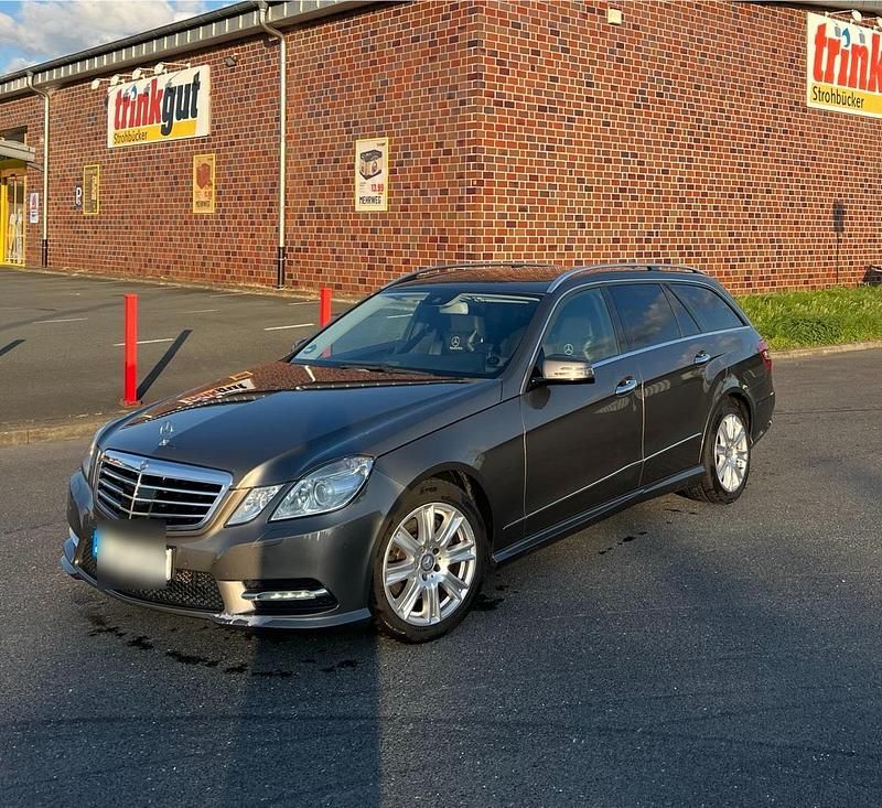 Grau Gebraucht 2013 Mercedes E250 Kombi | 8.450 € (Superpreis) - Bild 1/4