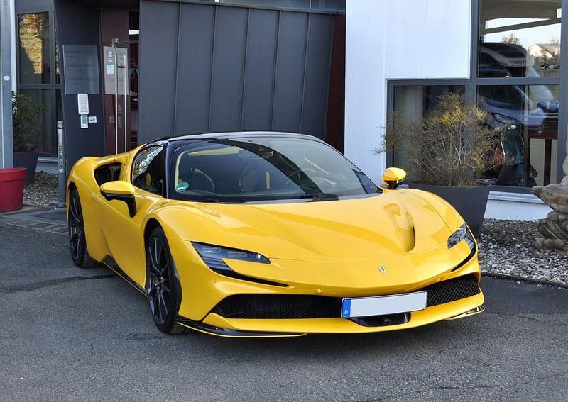 Gebraucht Ferrari SF90 999 PS (734 kW) 2024 Gelb Cabrio