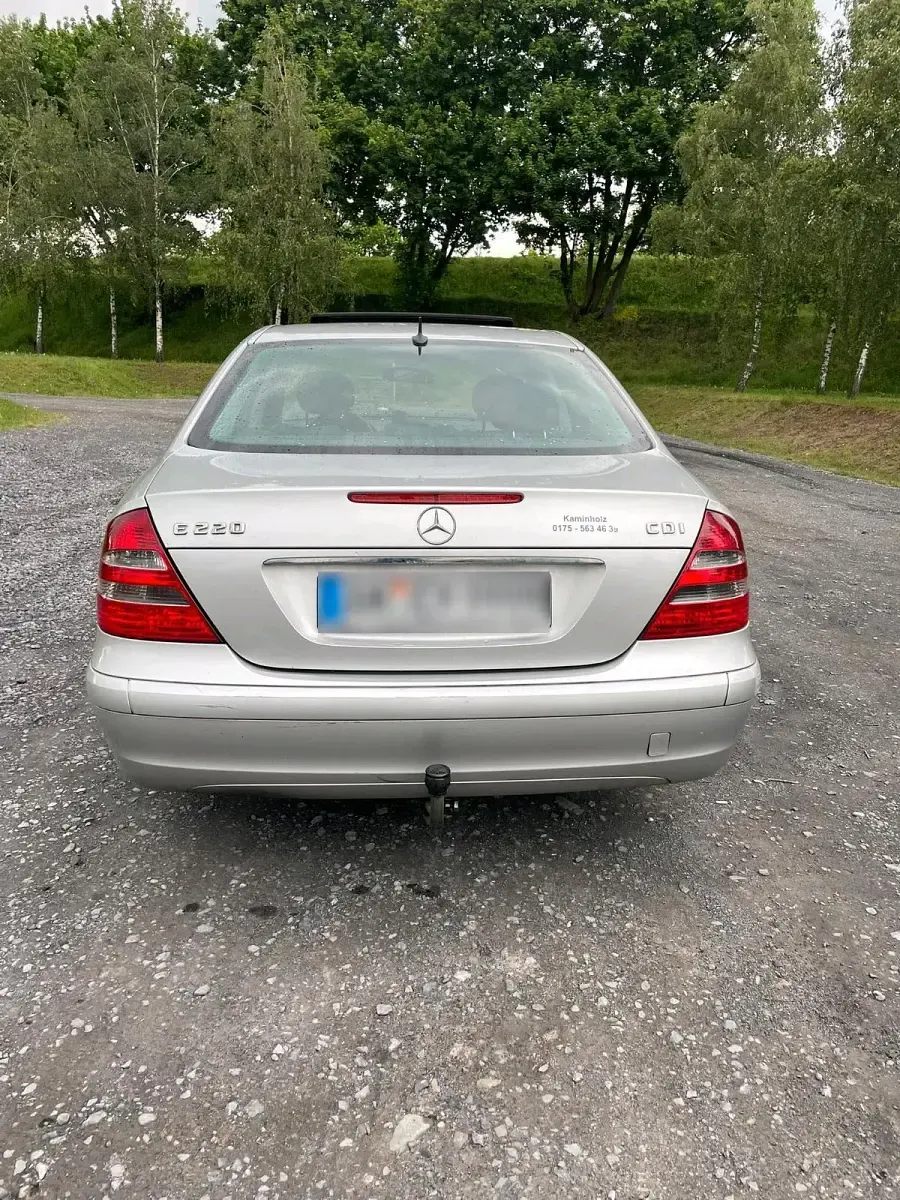 Usado Mercedes E220 150 CV (110 kW) 2003 Gris Berlina