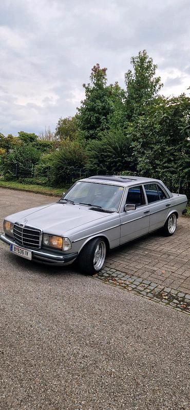 Gebraucht 1982 Mercedes E230 Limousine | 11.490 € - Bild 1/4