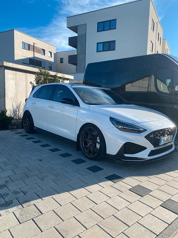 Weiß Gebraucht 2023 Hyundai i30 N Performance Kleinwagen | 29.999 € (Fairer Preis) - Bild 1/4