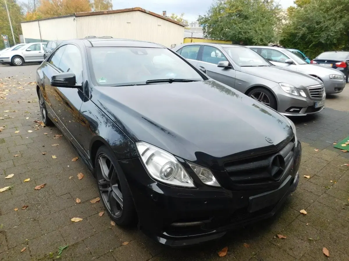 Gebraucht Mercedes E350 AMG line 265 PS (194 kW) 2011 Schwarz Coupé
