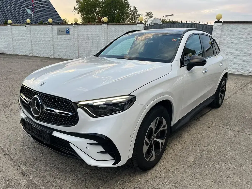 Gebraucht Mercedes GLC220 AMG 197 PS (144 kW) 2024 Opalithweiss SUV
