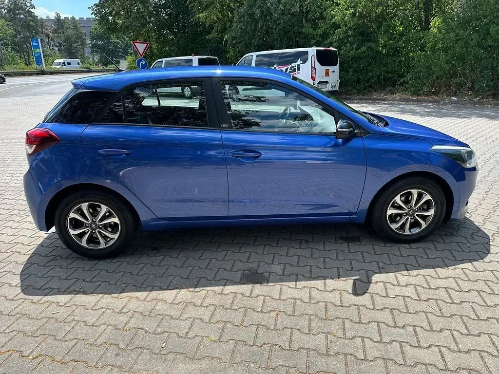 Gebraucht Hyundai i20 Trend 75 PS (55 kW) 2019 Blau Kleinwagen