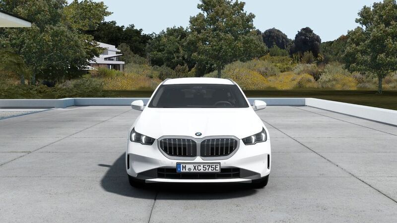 Alpinweiß uni Neu 2024 BMW 550e Sport Line Kombi | 62.162 € - Bild 1/4