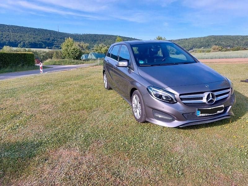 Grau Gebraucht 2018 Mercedes B200 Van / Kleinbus | 16.490 € (Fairer Preis) - Bild 1/4