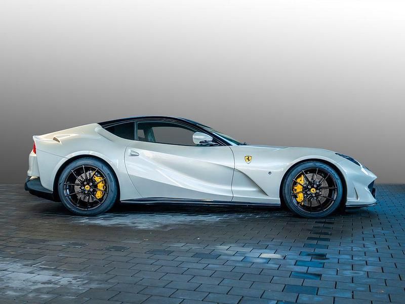 Gebraucht Ferrari 812 795 PS (584 kW) 2021 Weiß Coupé