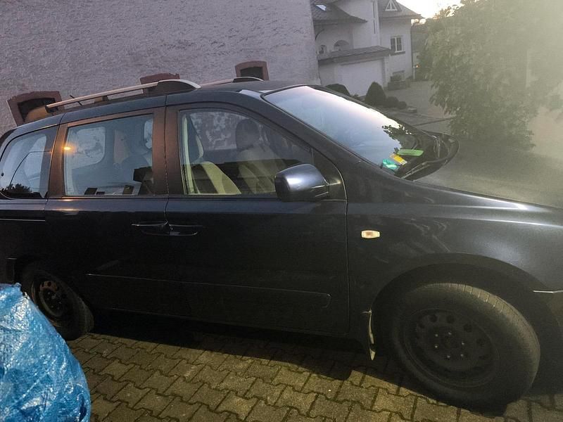 Blau Gebraucht 2009 Kia Carnival Van / Kleinbus | 3.000 € (Fairer Preis) - Bild 1/4