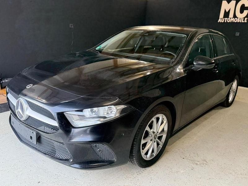 Schwarz Gebraucht 2022 Mercedes A180 Limousine | 13.923 € (Superpreis) - Bild 1/4