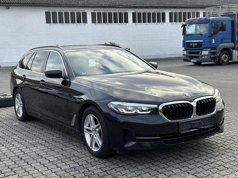 Gebraucht BMW 520 190 PS (139 kW) 2023 Saphirschwarz (metallic) Kombi