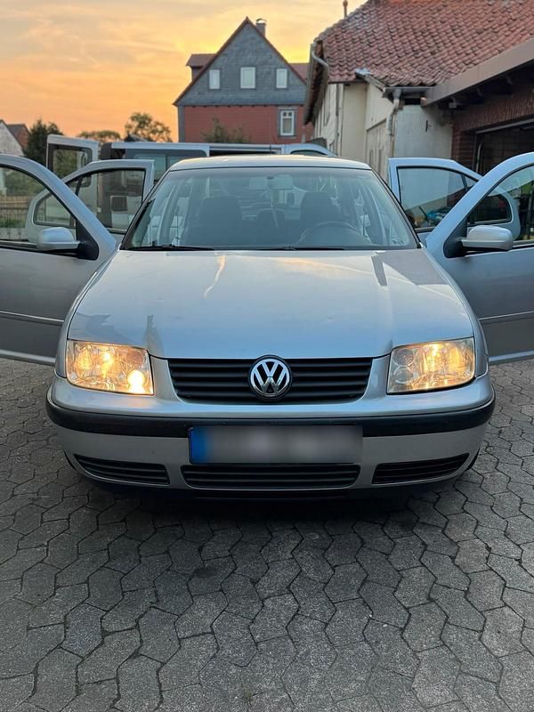 Grau Gebraucht 2005 VW Bora Limousine | 2.400 € (Fairer Preis) - Bild 1/4