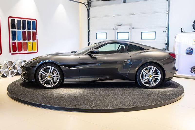 Second-hand Ferrari Portofino 620 CP (456 kW) 2022 Gri Cabrio