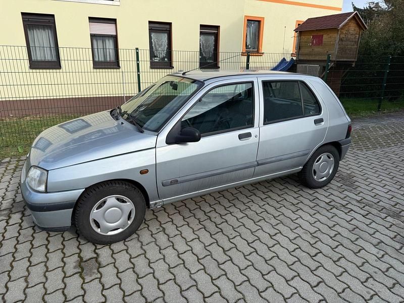 Gebraucht Renault Clio 58 PS (42 kW) 1996 Silber Kleinwagen