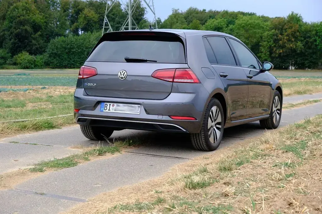 Gebraucht VW e-Golf 100 kW (136 PS) 2020 Grau Kleinwagen