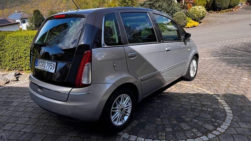 Usata Lancia Musa 95 CV (69 kW) 2008 Beige Monovolume