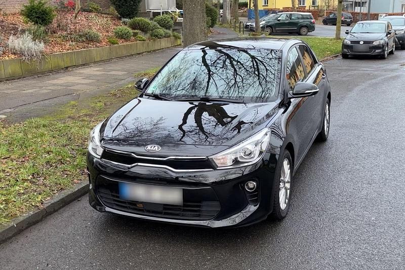 Schwarz Gebraucht 2017 Kia Rio DREAM-TEAM Edition Kleinwagen | 8.500 € (Fairer Preis) - Bild 1/4
