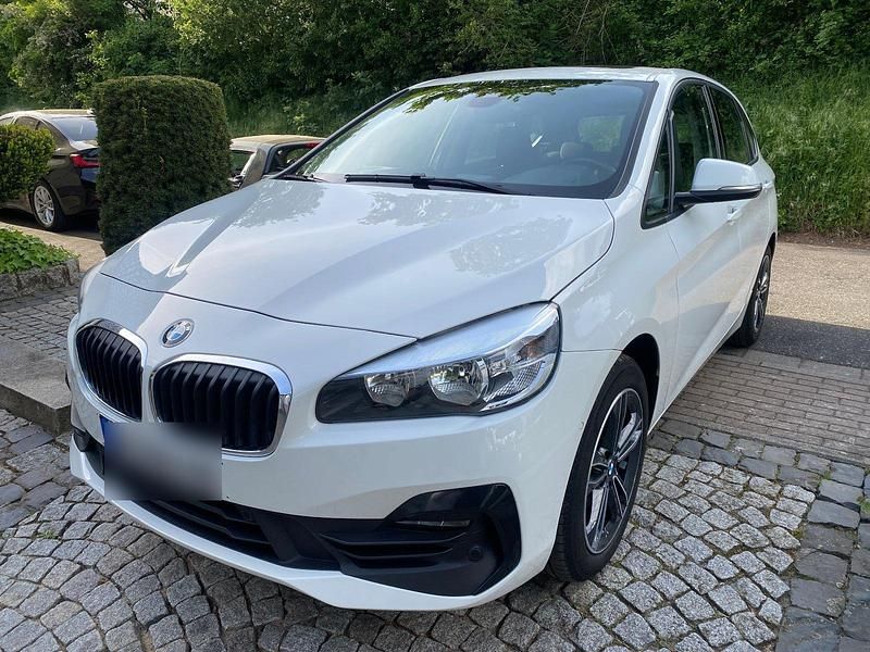 Weiß Gebraucht 2019 BMW 216 Active Tourer Shadowline Van / Kleinbus | 11.300 € - Bild 1/4