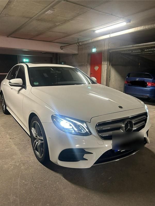 Weiß Gebraucht 2018 Mercedes E200 AMG line Limousine | 25.500 € (Fairer Preis) - Bild 1/4