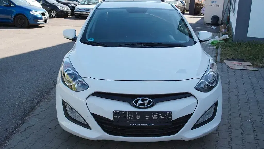 Gebraucht Hyundai i30 Edition 99 PS (72 kW) 2013 Weiß Limousine
