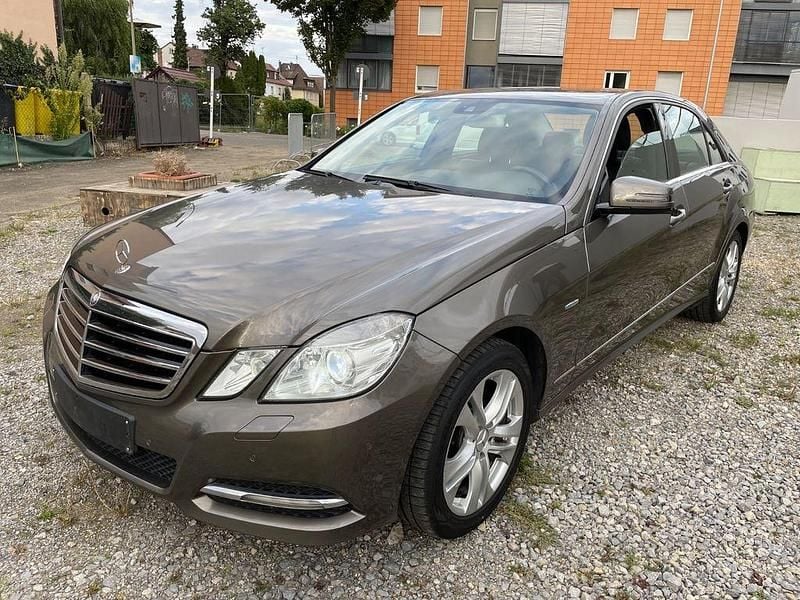 Braun Gebraucht 2011 Mercedes E200 Avantgarde Limousine | 5.950 € (Guter Preis) - Bild 1/4