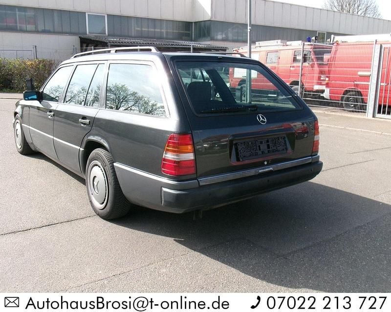 Gebraucht Mercedes E220 150 PS (110 kW) 1994 Schwarz Kombi