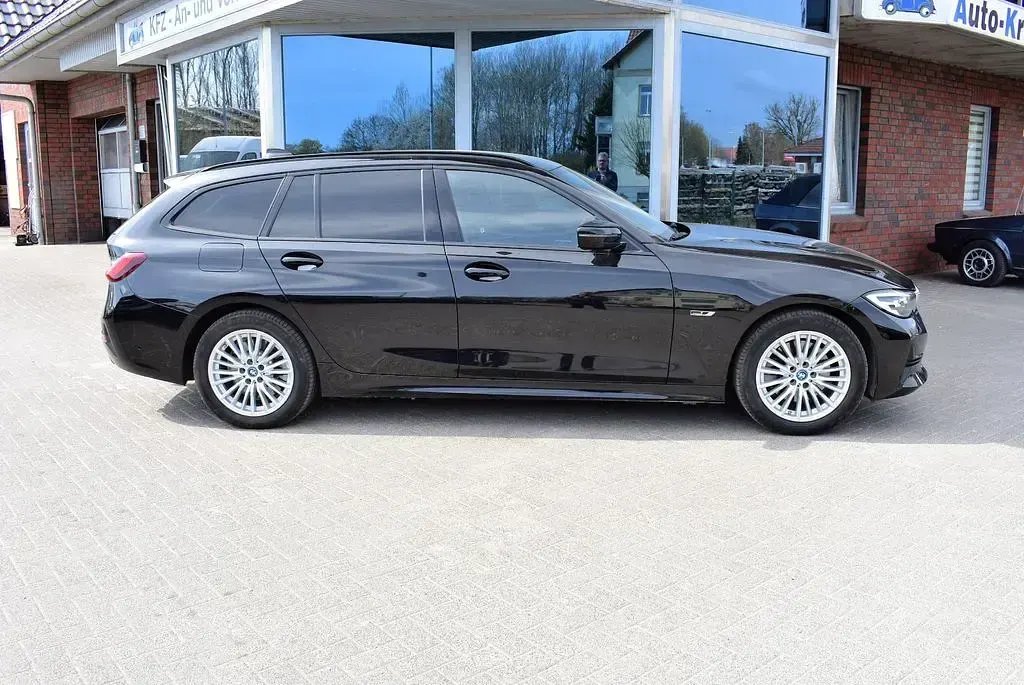 Gebraucht BMW 320 Sport Line 204 PS (150 kW) 2022 Schwarz Kombi